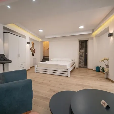 Seven Apartment *